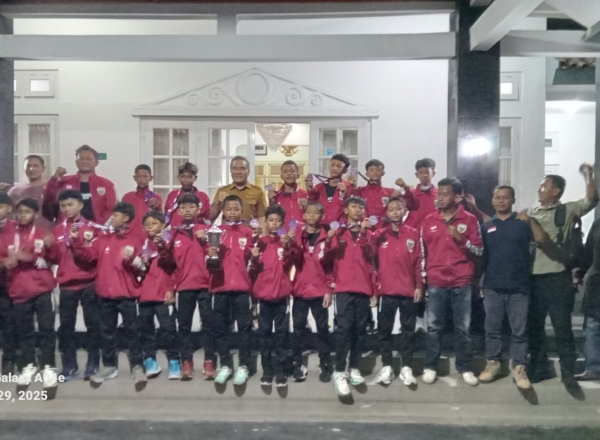 kegembiraan mewarnai penyambutan kepulangan tim ssb pors segoroyoso berhasil juara 2 iffc malaysia 2025