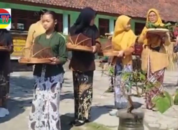 sdn gununggambar ngawen gunungkidul hikmad wisuda dengan kirab budaya serta gotong royong