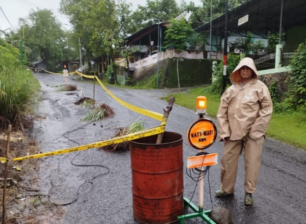 akibat hujan deras sejumlah tempat longsor 