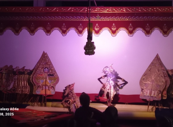 dalang cilik m. raziq sabiq na pentas hibur wisatawan di parangkusumo bantul