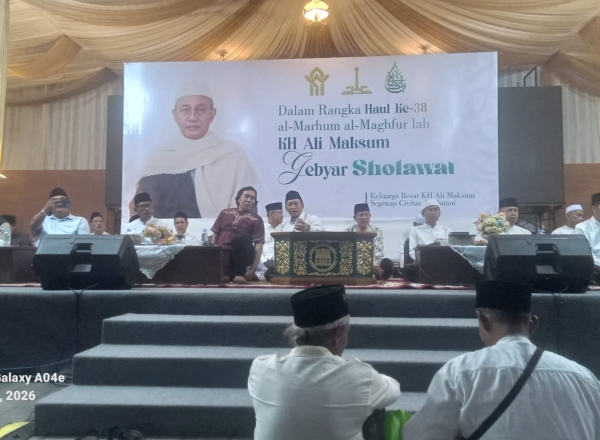 alfiyansyah komeng dan ribuan jamaah hadiri gebyar sholawat haul kh. ali maksum ke-38 
