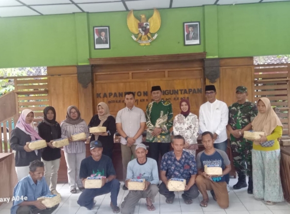 mensesneg - titis bagikan 800 daging qurban untuk keluarga prasejahtera di banguntapan bantul