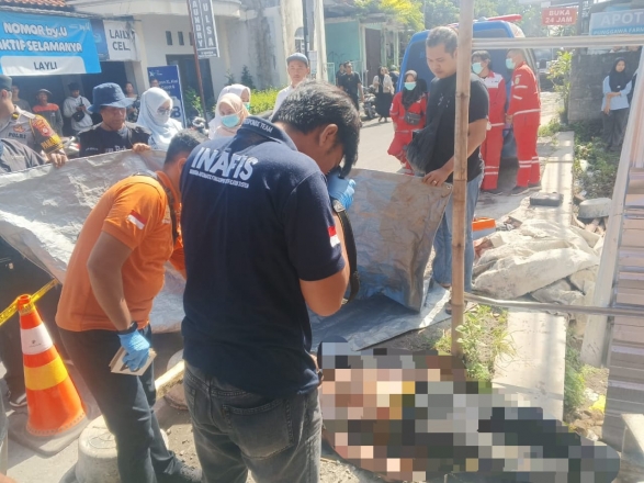 tukang kayu  meninggal akibat tersengat listrik