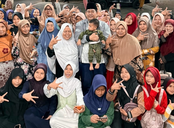 sambangi masjid nurul huda seworan, bupati kulon progo ngaruhke jamaah sekaligus serahkan bantuan baznas