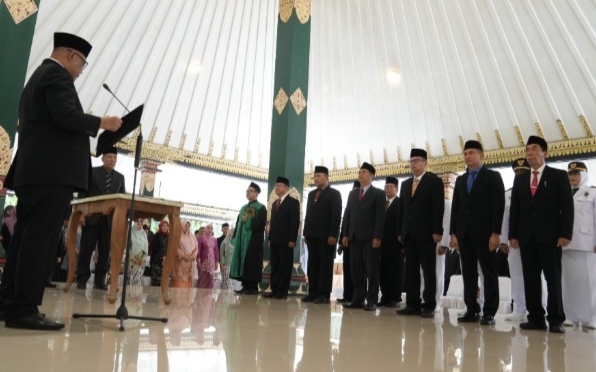 63 pejabat pimpinan tinggi pratama dan administrator di lingkungan pemkab sleman dilantik bupati
