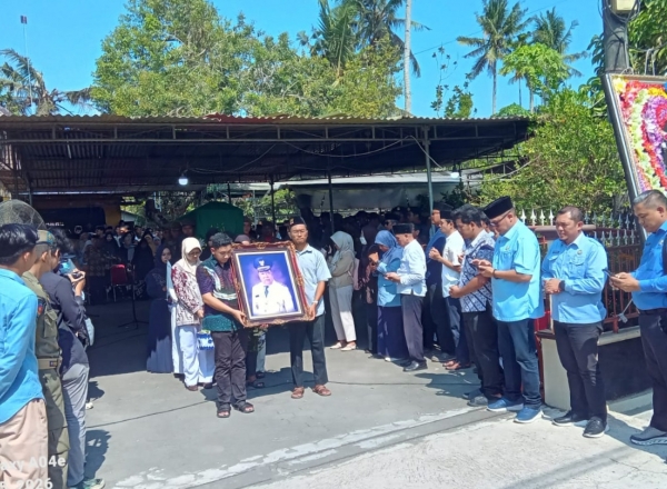 suasana duka iringi pemakaman mantan wabub bantul drs. sumarno prs