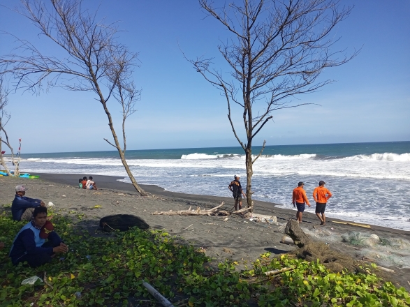 dihantam ombak perahu dan  tiga nelayan hanyut di  pantai baru