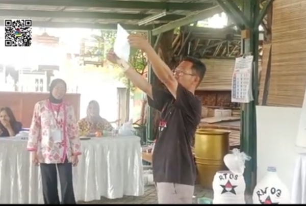 demokrasi  tingkat rt nologaten sleman ketua rt dipilih melalui bilik suara tps