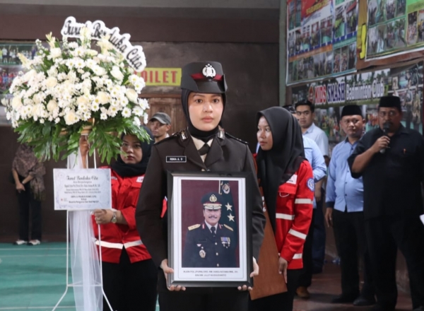 mantan kapolda diy irjen haka astana dimakamkan secara dinas di tmp kusuma bangsa bantul