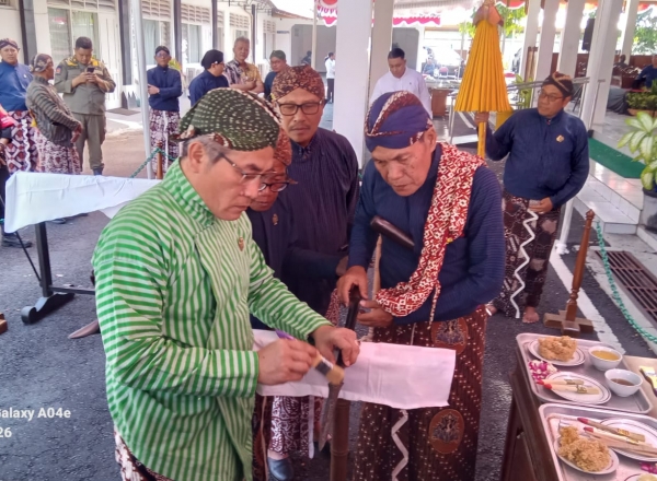 bupati sekda, kadinas kebudayaan lakukan jamasan  