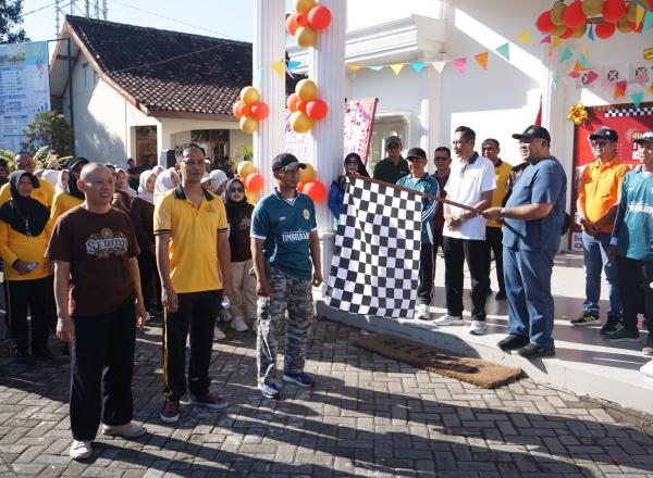hanung - aris hadiri jalan sehat hut-78 kalurahan timbulharjo bantul